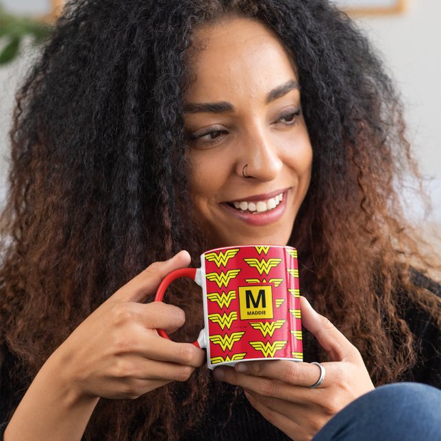 Wonder Woman | Name und Monogramm hinzufügen Tasse (Person holding mug)