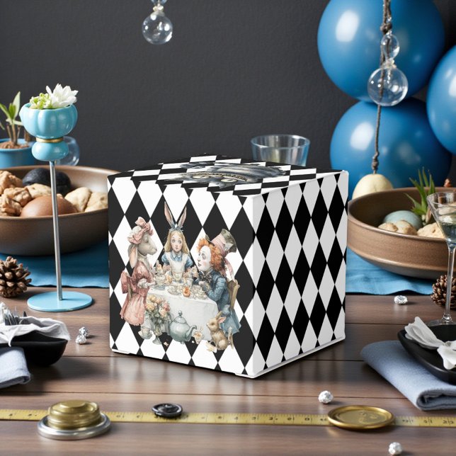 Wonderland with Black White Diamonds Birthday Geschenkschachtel (Von Creator hochgeladen)