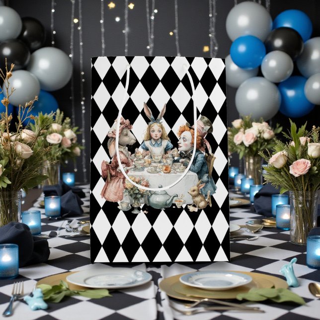 Wonderland with Black White Diamonds Birthday Mittlere Geschenktüte (Von Creator hochgeladen)