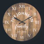 Wood Custom Family Name Rustic Farmhouse Große Wanduhr<br><div class="desc">Die Wanduhr im Stil eines braunen Bauernhauses ist perfekt für die Küche oder das Wohnzimmer Ihres Landhauses. Passen Sie Ihren Familiennamen und das Jahr für ein einmaliges und personalisiertes Geburtstag- oder Weihnachtsgeschenk an.</div>