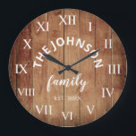 Wood Custom Family Name Rustic Farmhouse Große Wanduhr<br><div class="desc">Die Wanduhr im Stil eines braunen Bauernhofs ist perfekt für Ihre Landküche. Passen Sie Ihren Familiennamen und das Jahr für ein einmaliges und personalisiertes Geburtstag- oder Weihnachtsgeschenk an.</div>