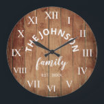 Wood Custom Family Name Rustic Farmhouse Große Wanduhr<br><div class="desc">Die Wanduhr im Stil eines braunen Bauernhofs ist perfekt für Ihre Landküche. Passen Sie Ihren Familiennamen und das Jahr für ein einmaliges und personalisiertes Geburtstag- oder Weihnachtsgeschenk an.</div>