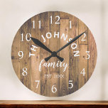 Wood Custom Family Name Rustic Farmhouse Große Wanduhr<br><div class="desc">Die Wanduhr im Stil eines braunen Bauernhofs ist perfekt für Ihre Landküche. Passen Sie Ihren Familiennamen und das Jahr für ein einmaliges und personalisiertes Geburtstag- oder Weihnachtsgeschenk an.</div>