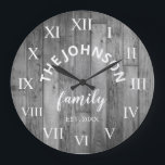 Wood Custom Family Name Rustic Farmhouse Große Wanduhr<br><div class="desc">Die Wanduhr im Stil eines Graubauernhauses ist perfekt für Ihre Landhausküche oder Ihr Wohnzimmer. Passen Sie Ihren Familiennamen und das Jahr für ein einmaliges und personalisiertes Geburtstag- oder Weihnachtsgeschenk an.</div>