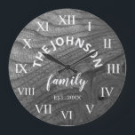 Wood Custom Family Name Rustic Farmhouse Große Wanduhr<br><div class="desc">Die Wanduhr im Stil eines Graubauernhauses ist perfekt für Ihre Landhausküche oder Ihr Wohnzimmer. Passen Sie Ihren Familiennamen und das Jahr für ein einmaliges und personalisiertes Geburtstag- oder Weihnachtsgeschenk an.</div>