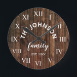 Wood Custom Family Name Rustic Farmhouse Runde Wanduhr<br><div class="desc">Die Wanduhr im Stil eines braunen Bauernhofs ist perfekt für Ihre Landküche. Passen Sie Ihren Familiennamen und das Jahr für ein einmaliges und personalisiertes Geburtstag- oder Weihnachtsgeschenk an.</div>