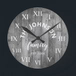 Wood Custom Family Name Rustic Farmhouse Runde Wanduhr<br><div class="desc">Die Wanduhr im Stil eines Graubauernhauses ist perfekt für Ihre Landhausküche oder Ihr Wohnzimmer. Passen Sie Ihren Familiennamen und das Jahr für ein einmaliges und personalisiertes Geburtstag- oder Weihnachtsgeschenk an.</div>