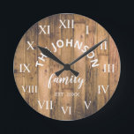 Wood Custom Family Name Rustic Farmhouse Runde Wanduhr<br><div class="desc">Die Wanduhr im Stil eines braunen Bauernhauses ist perfekt für die Küche oder das Wohnzimmer Ihres Landhauses. Passen Sie Ihren Familiennamen und das Jahr für ein einmaliges und personalisiertes Geburtstag- oder Weihnachtsgeschenk an.</div>