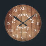 Wood Custom Family Name Rustic Farmhouse Runde Wanduhr<br><div class="desc">Die Wanduhr im Stil eines braunen Bauernhofs ist perfekt für Ihre Landküche. Passen Sie Ihren Familiennamen und das Jahr für ein einmaliges und personalisiertes Geburtstag- oder Weihnachtsgeschenk an.</div>