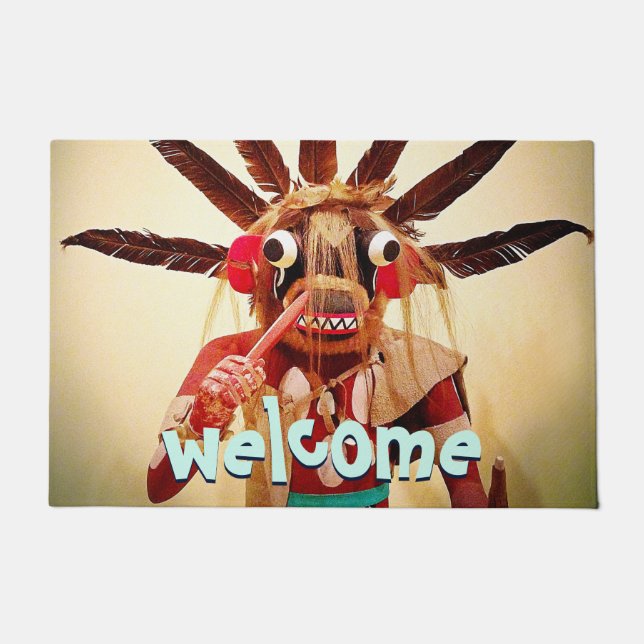 Wood Kachina Puppe Funny Face Begrüßung Typografie Fußmatte (Vorderseite)