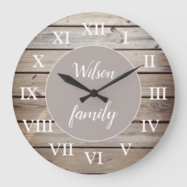 Wood Roman Numerals Family Name Custom Große Wanduhr (Vorderseite)