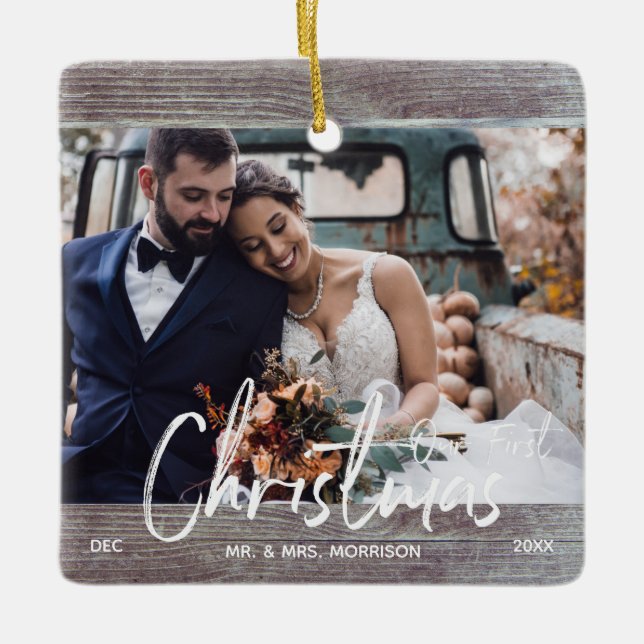 Wood Rustic Unser erstes Weihnachtsfest-Foto Keramikornament (Vorderseite)