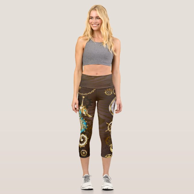 Wooden Background with Mechanical Seahorse Capri Leggings (Vorderseite)