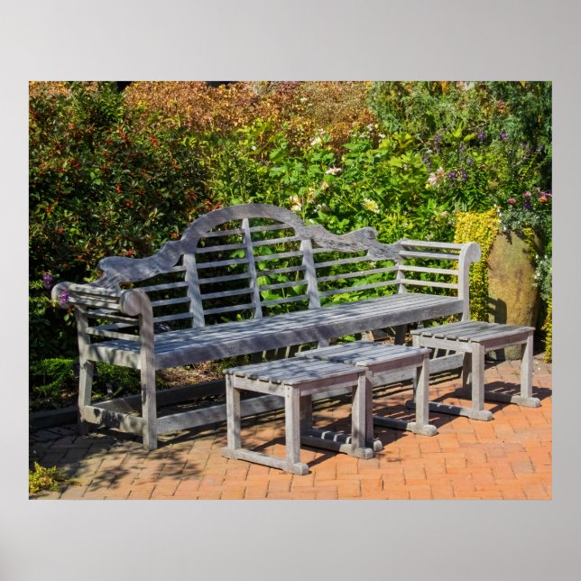 Wooden Bench in Lush Garden Poster (Vorne)