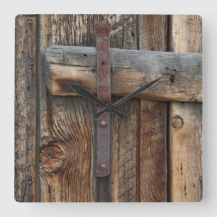 Wooden door close-up, California Quadratische Wanduhr