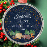 Woodland Animals Baby's First Christmas Ornament Aus Metall<br><div class="desc">Niedliche Waldtiere für einen kleinen Jungen zu Weihnachten. Unsere niedliche Waldszene mit einem Bier- und Bäume-Set auf einem sternblauen Hintergrund. Matching Artikel in unserem Shop erhältlich.</div>
