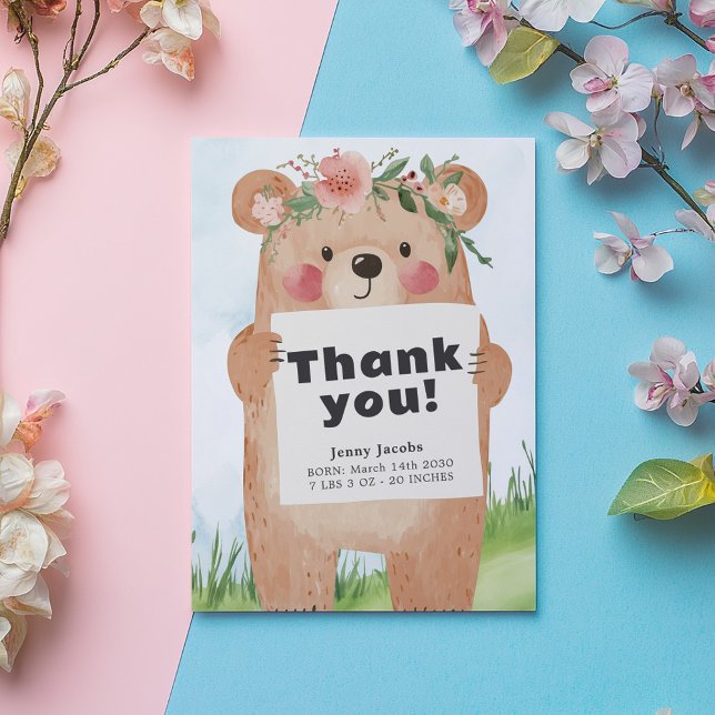 Woodland Bear Baby Shooting Dankbarkeit Vielen Dan Einladung (Cute baby girl bear holding a "Thank you" sign illustration on a grassy hill with baby details)