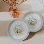 Woodland Fox Babydusche Pappteller<br><div class="desc">Personalisierte Teller für Ihre Woodland- oder Naturedesign-Babydusche mit einem blass grauen Rahmen,  einem Aquarellfuchs in der Mitte,  der in einem Kranz mit grünen Eukalyptus-Blätter und Blattwerk aufgerollt ist. Personalisieren Sie sich mit dem Mama-to-be-Namen und dem Duschdatum.</div>