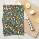 Woodland Gnomes Handtuch<br><div class="desc">Weiße, grüne und rote Holzmotive, die von Shelby Allison entworfen wurden und winzige Gnome, Pilze, Blume und Blätter enthalten.</div>