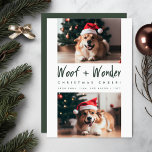 Woof   Wonder Cheer Funny Pet Hund Foto Weihnachte Feiertagskarte<br><div class="desc">Diese Karte ist modern und festlich gestaltet und eignet sich perfekt für die Urlaubssaison. Es zeichnet sich durch zwei Fotos eines fröhlichen Hundes aus, jedes mit einer niedlichen Weihnachtsmannmütze geschmückt. Das Kartenlayout ist vertikal ausgerichtet und in drei Abschnitte unterteilt. Im oberen und unteren Teil befinden sich die Hundebilder, beide Sets...</div>