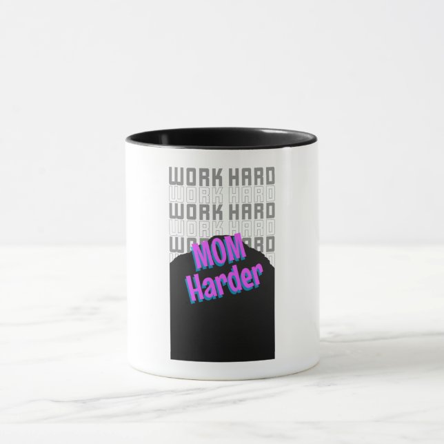 Work Hard Mom Harder Working Mom Tasse (Zentrum)