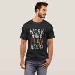 Work Hard Play Harer Gaming Geek Nerd Video Gamer T-Shirt<br><div class="desc">Cooles,  lustiges und humorvolles Zitat für diejenigen,  die Liebe,  Videospiele zu spielen,  Gaming-Geek und Nerd-Gamer,  die den ganzen Tag vor dem PC und Spielkonsole verbringen. Arbeite fleißiger.</div>