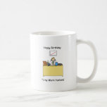 Work Husband Happy Birthday Kaffeetasse<br><div class="desc">Eine einfache Abbildung eines Mannes,  der an seinem Schreibtisch sitzt und auf dem ein kleiner Geburtstagskuchen und eine Karte sitzt. Die Worte 'Happy Birthday to my Work Husband' begleiten das Bild,  das einen weißen Hintergrund hat.</div>