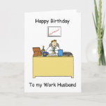 Work Husband Happy Birthday Karte<br><div class="desc">Ein Cartoon sitzt an seinem Schreibtisch,  auf dem ein kleiner Geburtstagskuchen und eine Karte stehen. Die Worte "Happy Birthday to my Work Husband" begleiten das Bild.</div>