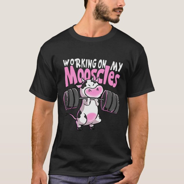 Working On My Mooscles Funny Gym Cow Weightlifting T-Shirt (Vorderseite)