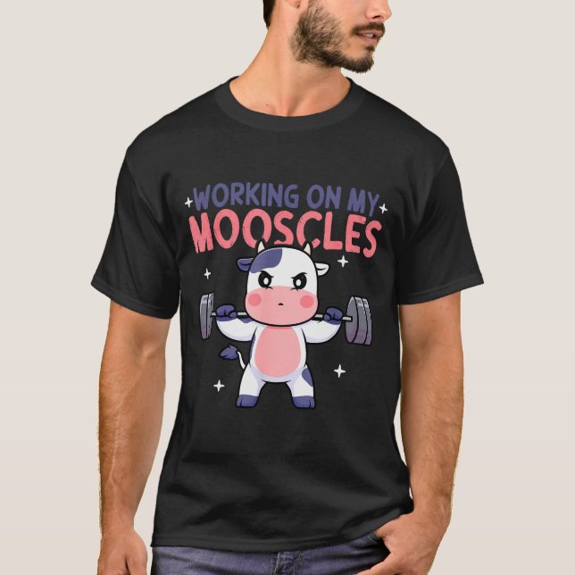 Working On My Mooscles Moo Muscles Workout Design  T-Shirt (Vorderseite)