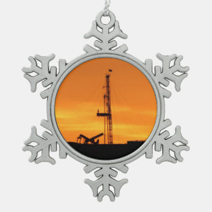 Workover-Anlage-Silhouette am Sonnenuntergang Schneeflocken Zinn-Ornament