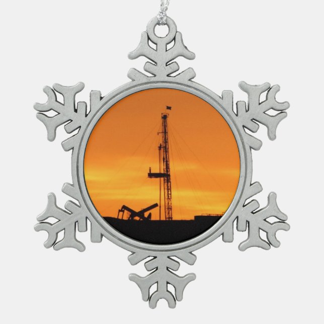 Workover-Anlage-Silhouette am Sonnenuntergang Schneeflocken Zinn-Ornament (Vorderseite)