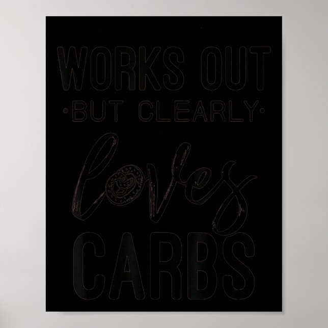 Works Out But Clearly Loves Carbs Funny Workout Mo Poster (Vorne)