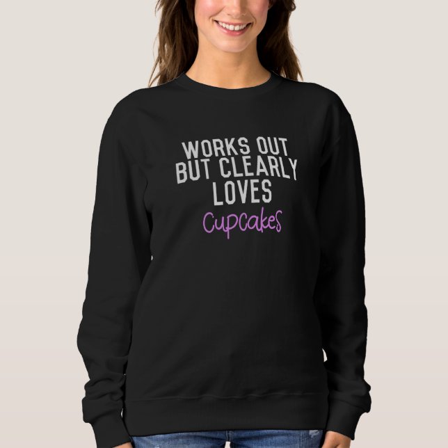 Works Out But Clearly Loves Cupcakes Premium Sweatshirt (Vorderseite)