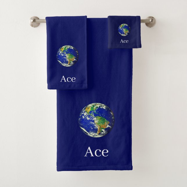 World Globe & Text über Navy Blue Badhandtuch Set (Insitu)