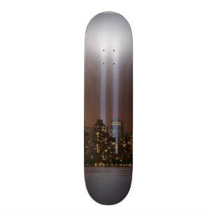 World Trade Centertribut im Licht in New York. Skateboard