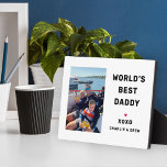 Worlds Best Daddy Personalisiert Foto Fotoplatte<br><div class="desc">Diese schlichte und moderne Foto-Plakette verfügt über einen porträtförmigen Foto-Raum mit individueller "Best Daddy"-Formulierung mit Kindernamen im modernen,  schwarzen Stil mit rotem Herzakzent und Personalisierung der Kindernamen. Macht ein tolles Vatertag-Sake-Geschenk!</div>