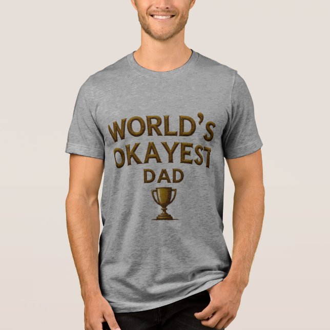 World's Okayest Dad T-Shirt Tri-Blend Shirt (Vorderseite)