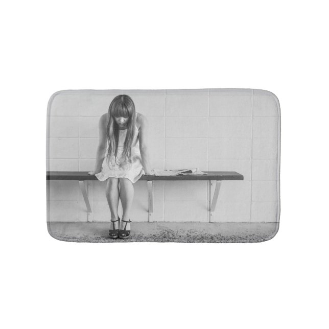 Worried Girl Badematte (Vorderseite)