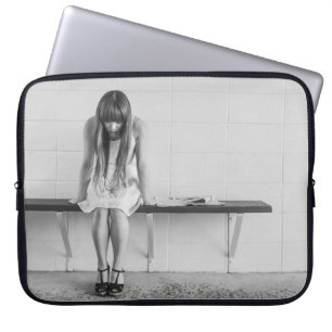 Worried Girl Laptopschutzhülle