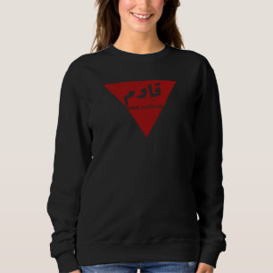 Wort in arabischer Sprache mit invertiertem rotem Sweatshirt
