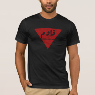 Wort in arabischer Sprache mit invertiertem rotem  T-Shirt