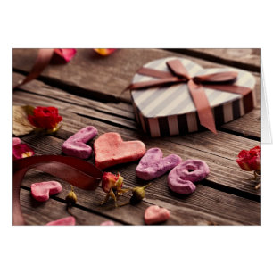 Wort-Liebe mit Geschenk Herzgeformtem Valentines