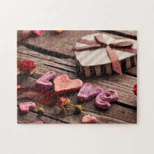 Wort Liebe mit herzförmigem Valentinstag-Geschenk