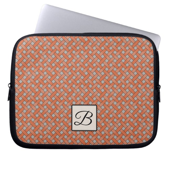 Woven Orange Rattan auf Custom Gray mit Monogram Laptopschutzhülle (Vorderseite)
