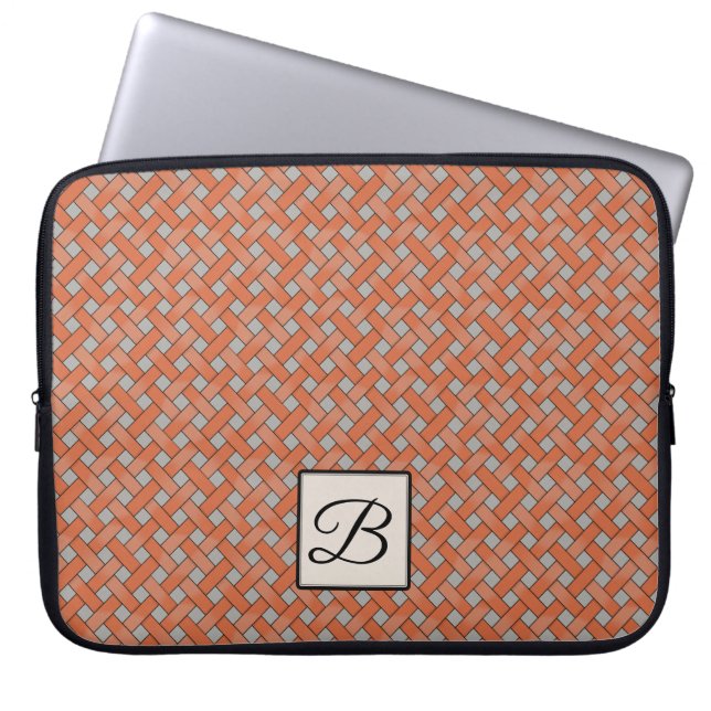 Woven Orange Rattan auf Custom Gray mit Monogram Laptopschutzhülle (Vorderseite)