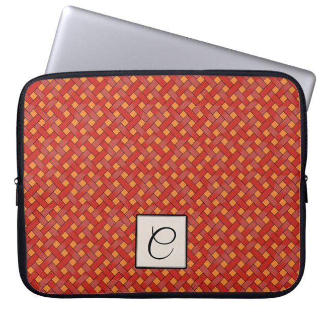 Woven Red Rattan auf Custom Orange mit Monogram Laptopschutzhülle (Vorderseite)