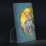 Wreath Tabletop Easel Foto Fotoplatte<br><div class="desc">Ein Kranz aus Kiefernästen, Beeren und Blätter auf blauem Denim-Hintergrund umgibt Ihr Lieblings-Foto auf dieser Tischplatte, die über einen integrierten Sockel verfügt, der Ihnen eine einfache Darstellung ermöglicht. Gut als Geschenk oder um Ihr Lieblings-Foto in Ihrer eigenen Zuhause zu zeigen. Ihre Bildfarben werden direkt auf das Hardboard-Panel gesetzt, um ein...</div>