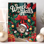 Wreck the Halls Funny Cat Christmas Card Feiertagskarte<br><div class="desc">Fügen Sie mit dieser spielerischen Weihnachtskarte "Wreck the Halls" etwas Spaß in die Weihnachtszeit! Diese Karte mit einer hübschen Katze, die eine Weihnachtsmannmütze trägt und durch einen festlichen Kranz guckt, ist perfekt für Katzenliebhaber, die sich mit dem Unfug auseinander setzen können, den ihre Zornfreunde in den Urlaub verbringen. Die lebendige...</div>