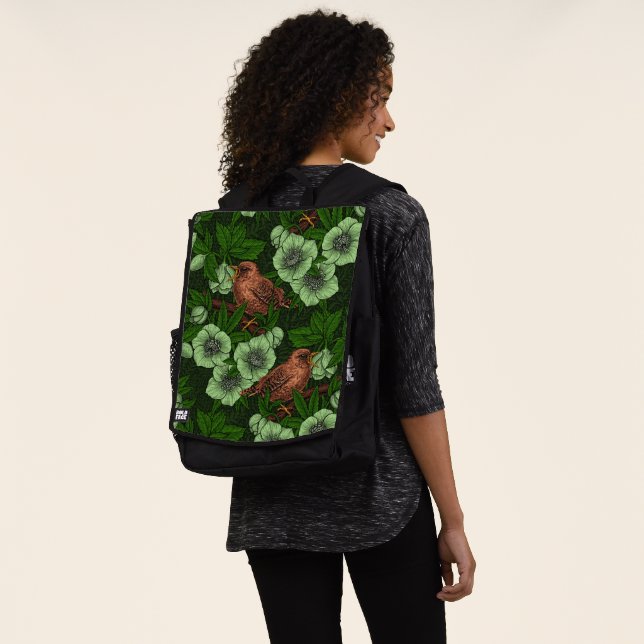 Wren und Hellebos auf dunkelgrün Rucksack (Ausgewaschen)